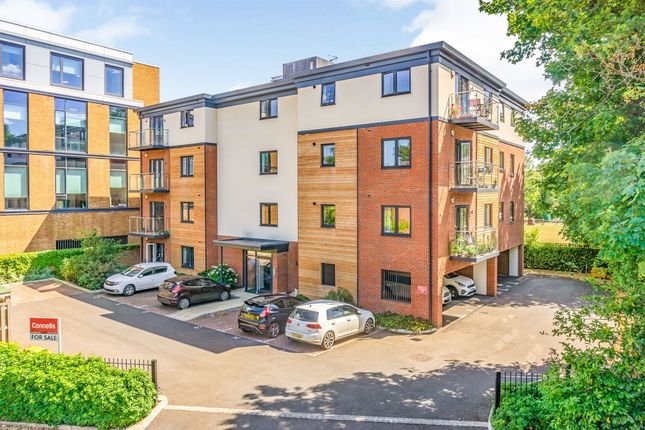 Thumbnail Flat for sale in Nash Gardens, Redhill