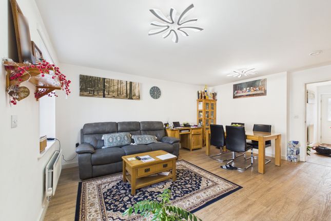 14 Windrum Close, Horsham photo 3