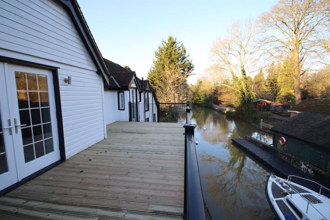 Boulters Lock Island, Maidenhead photo 4