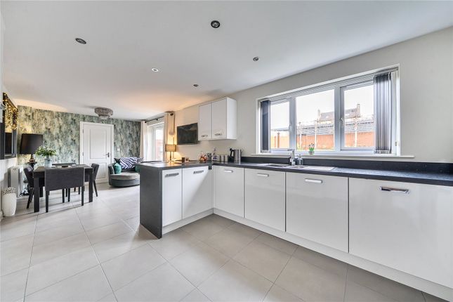 1, Round Hill Road, West Yorkshire photo 2