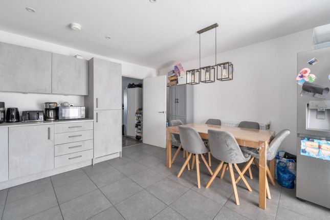 Blackthorn Avenue, Chigwell photo 2