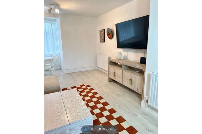 Flat  Packham Court, Lavender Avenue, Worcester Park photo 2