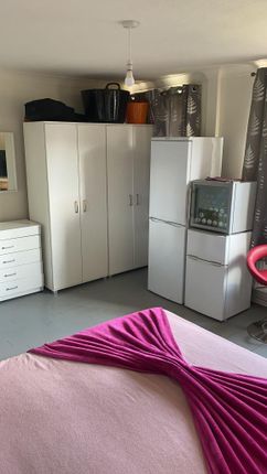 106, Longberrys, Cricklewood Lane, London photo 5