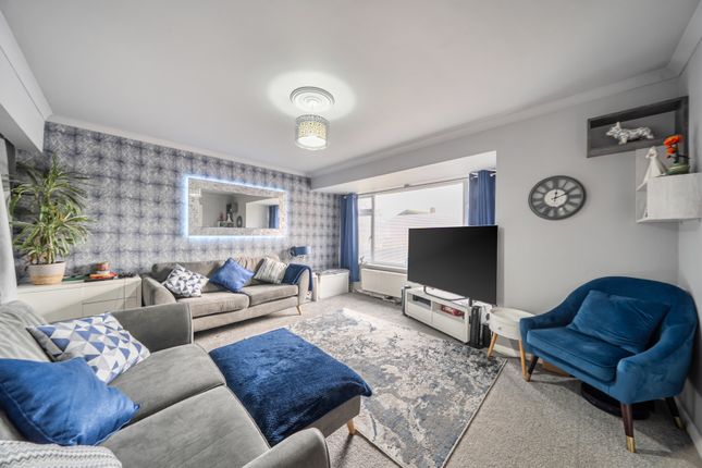 32, Longlees, Rickmansworth photo 2