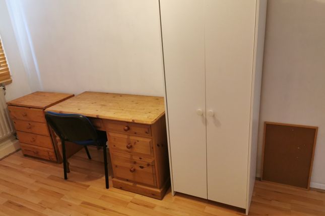 227, Park Barn Drive, Guildford photo 4