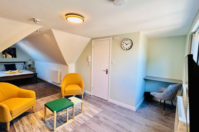 223r5, Kingsway, Hayes photo 3