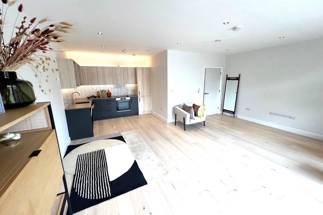 Flat to rent in The Mall, London