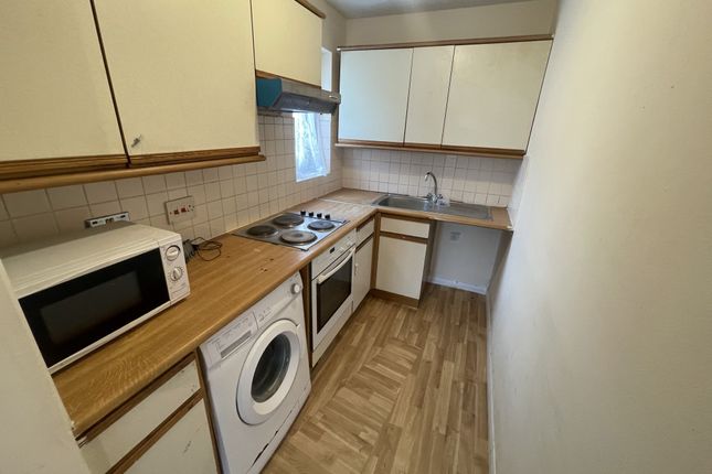 Flat to rent in Barnes Avenue, Southall, Greater London