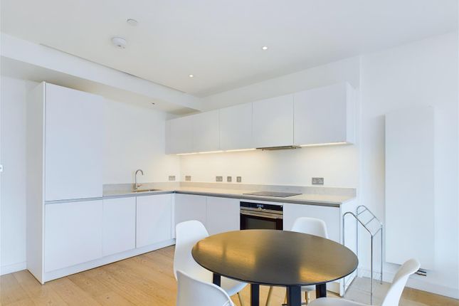 Flat to rent in Highgate Hill, London