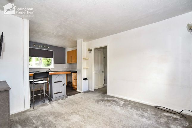 34, Highgrove Close, Calne photo 3
