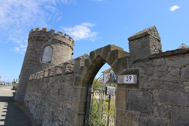 Studio flat on 39 East Parade, Rhyl, £400/mo