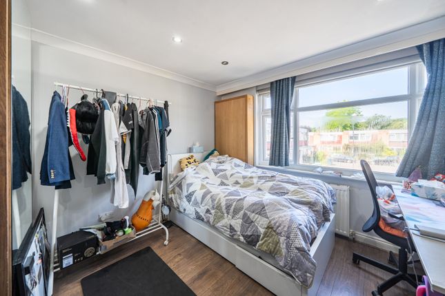 64, Rose Court, Pinner photo 4