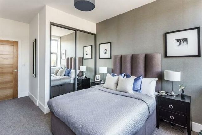 Flat for sale in Rosefinch Court, London