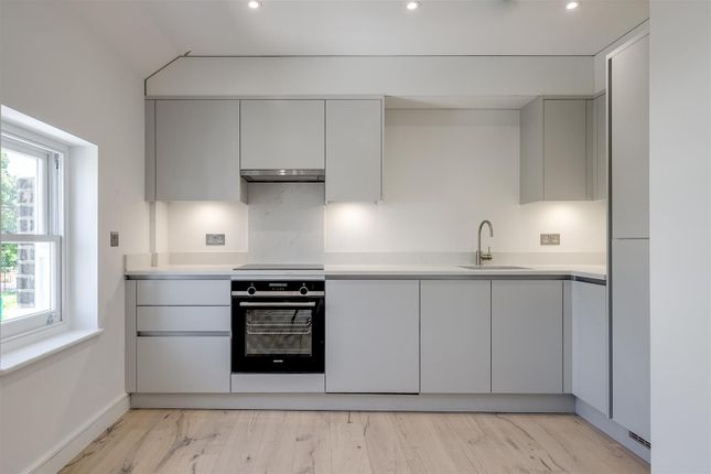 Flat for sale in Wimbledon Park Road, London