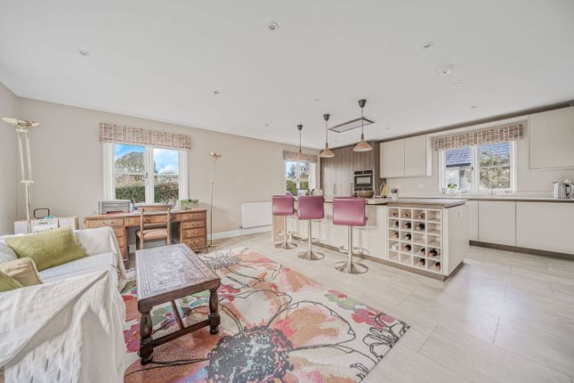 Pincott Cottage, Pincotts Lane, West Horsley photo 3