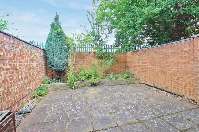 145 Spencer Road, Isleworth photo 3