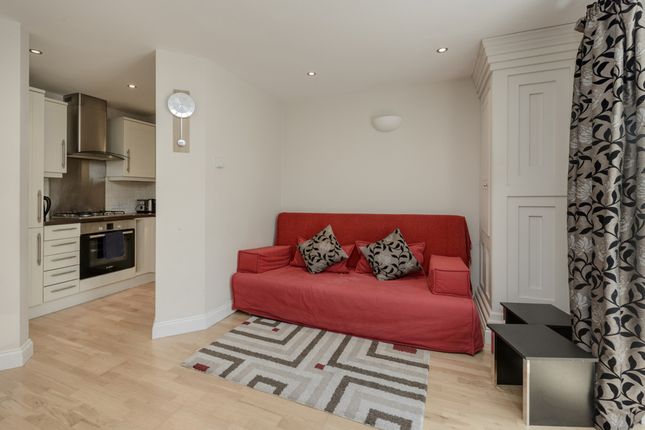 Flat 11, Gate Lodge, Parnell Way, Middlesex photo 3
