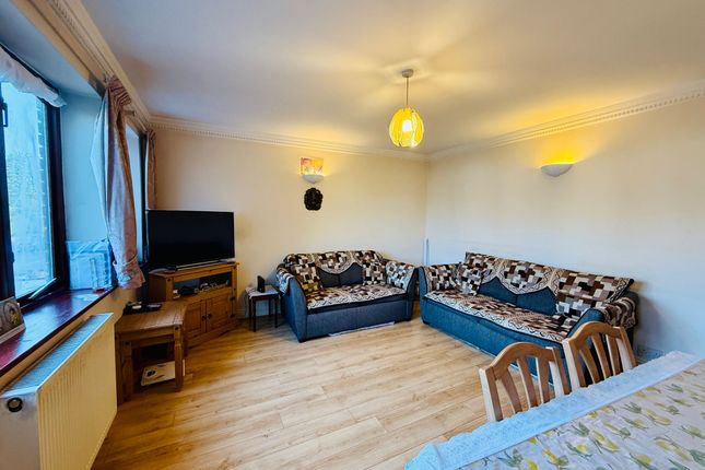 Flat 6 Carrington Lodge, 27-29, Forty Avenue, Wembley photo 2