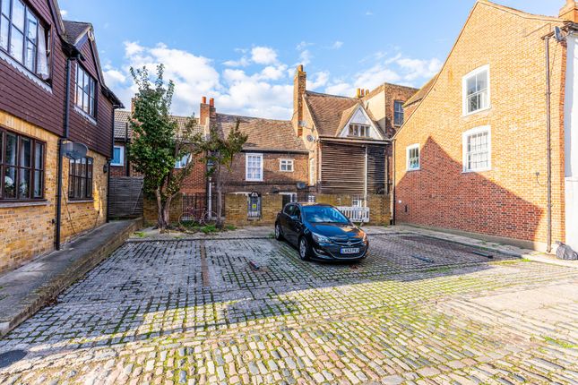 1-bed flat on Flat 3, 168 High Street, Rochester, £995/mo