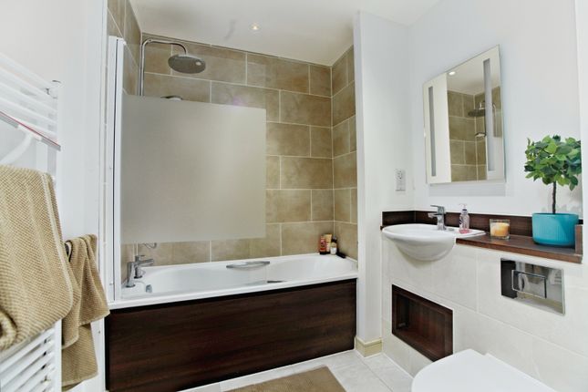 174, Whitestone Way, Surrey photo 4