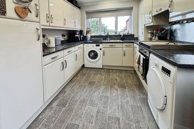 6, Warren Close, Gainsborough photo 3