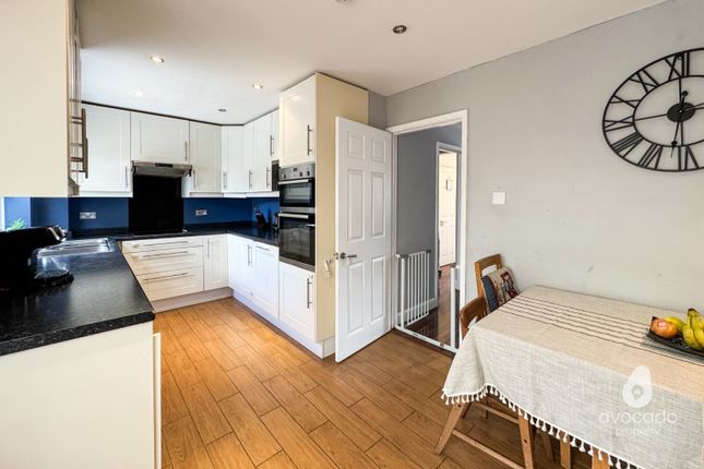 26 Dowding Close, Woodley, Berkshire photo 4