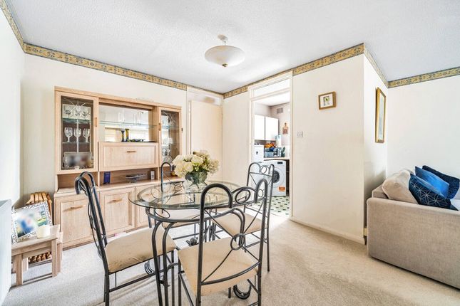 31, Chandos Close, Swindon photo 4