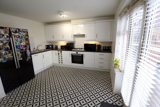 10, Windermere Road, Dukinfield photo 4