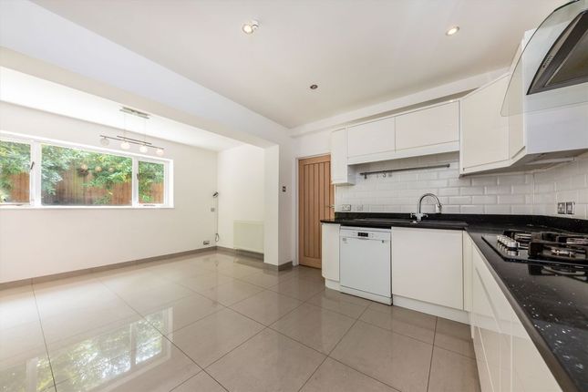 8, Kingswood Close, Weybridge photo 4