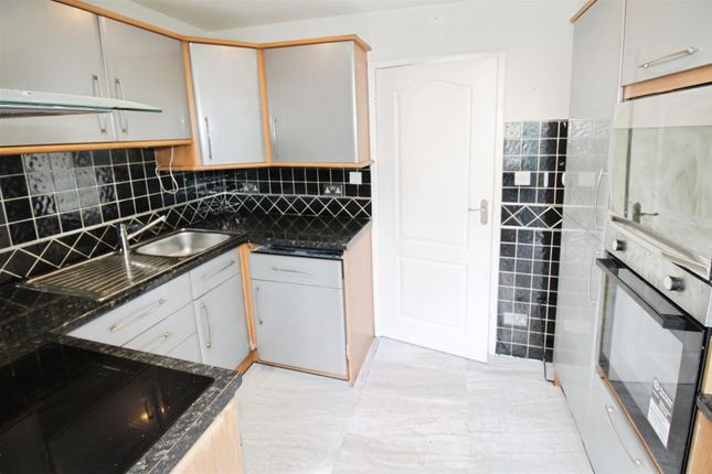 35, Farfield Grove, Bradford photo 4