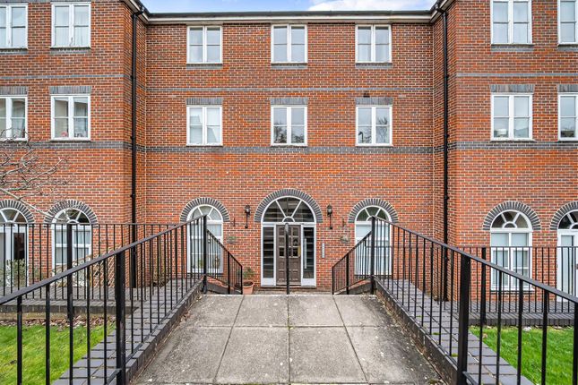 Flat for sale in Cardinal Mews, Vestry Close, Andover