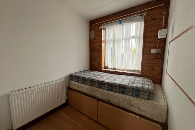 202, Bull Lane, Dagenham photo 4