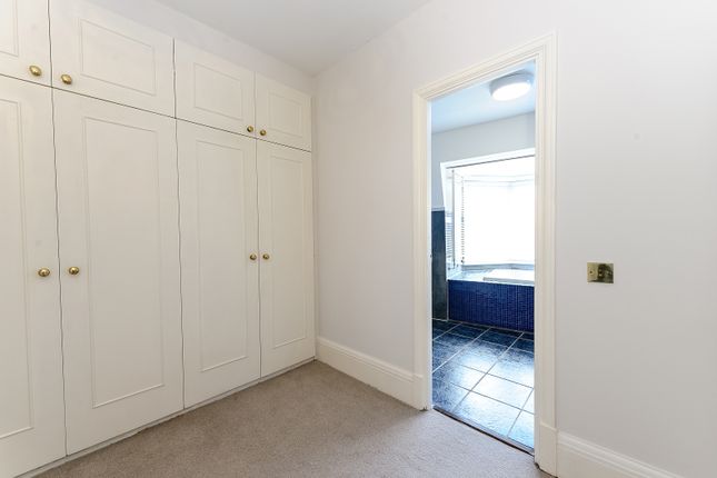 Flat to rent in Park Road, London