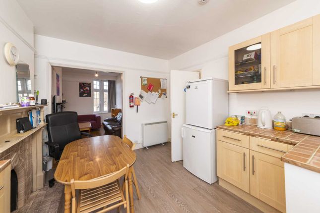 Thumbnail Flat to rent in Woodbridge Hill, Guildford