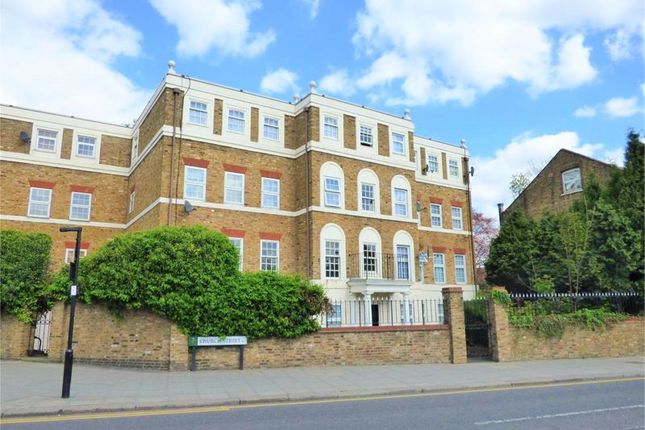 Flat to rent in Beechwood Mews, London