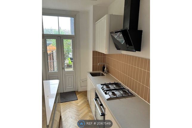 Flat to rent in Lascotts Road, London