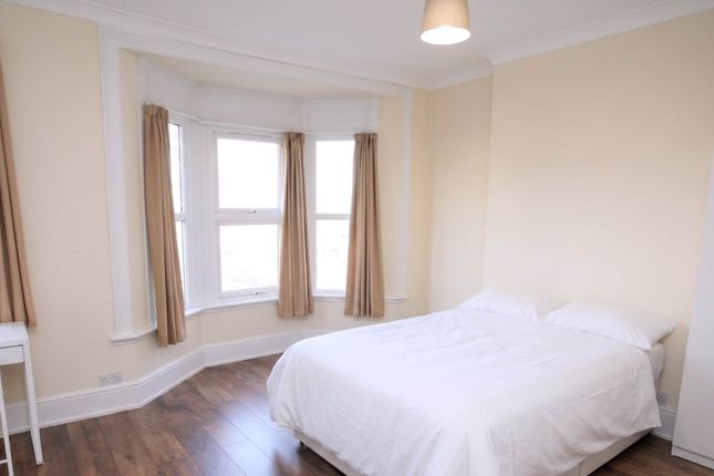 5-bed house on 35, Mossford Street, London, £4,300/mo