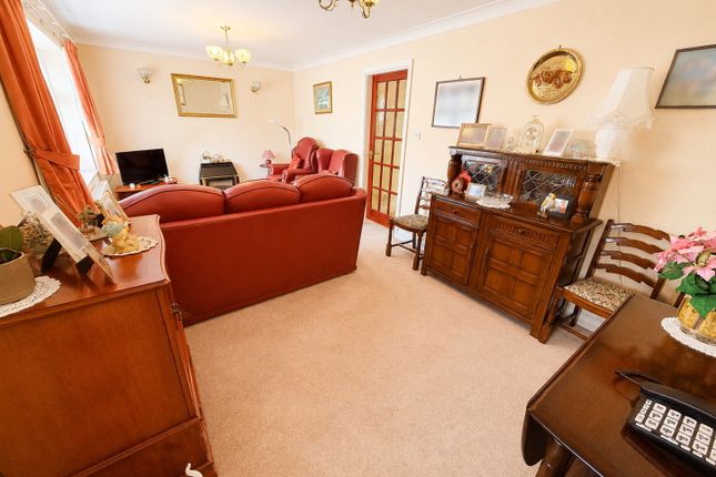 20b, Moss Grove, Kingswinford photo 2