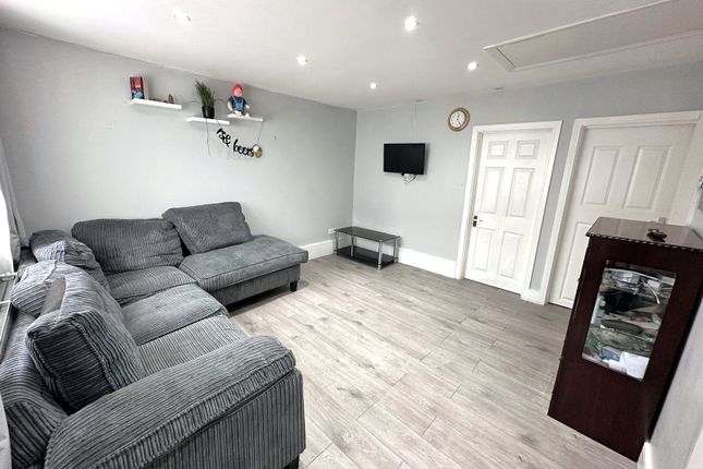 3-bed house on 13A, Gledwood Avenue, Greater London, £2,050/mo