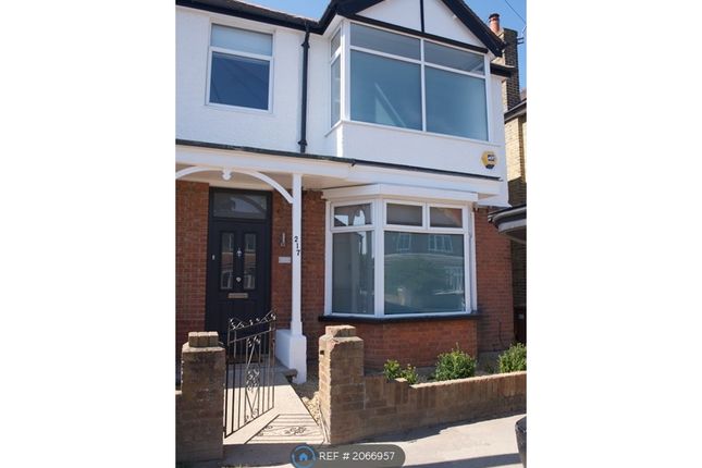 Room to rent in Stanwell Road, Ashford