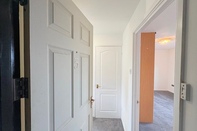 5 Cranmer Court, Swansea photo 3