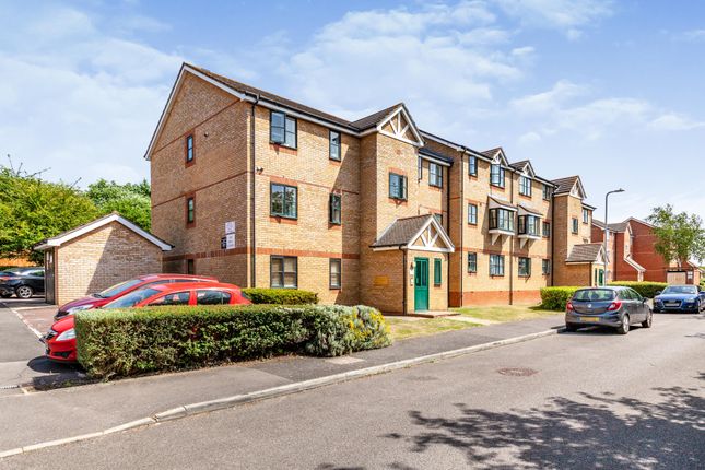 Flat for sale in Lovegrove Drive, Slough