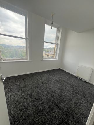 Flat 12, 19 Croft Street, Dewsbury photo 2