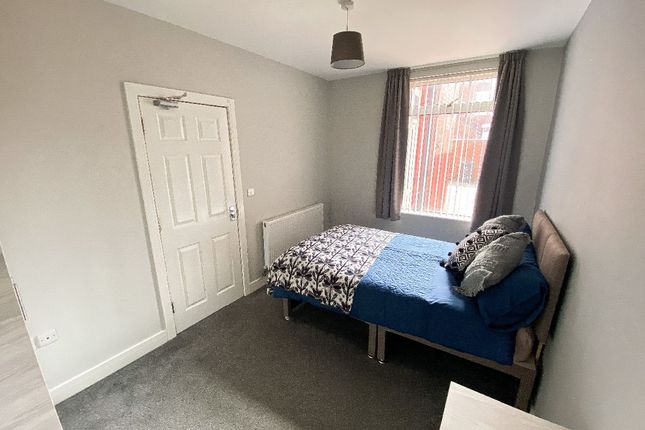 Room 2, 14 Royal Avenue, Doncaster photo 4