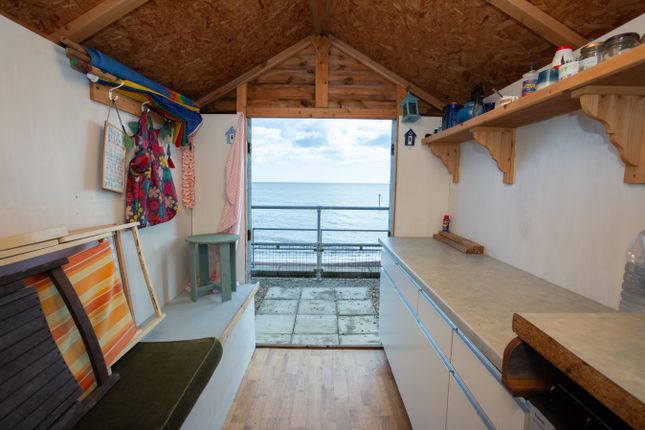 Beach Hut 31 Brackenbury Fort, Golf Road, Felixstowe photo 4