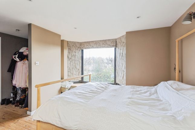 76, Cherry Tree Avenue, Surrey photo 2
