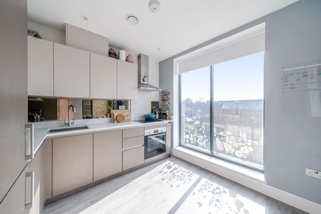 1-bed flat on 7 Saxon Apts, 204 Fairbridge Road, London, £325,000