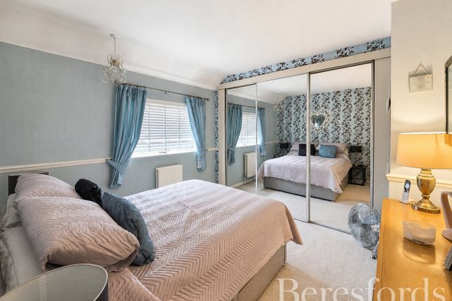 27, Wickford Drive, Romford photo 4