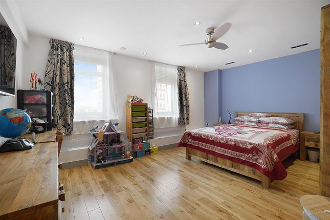 Flat for sale in High Street, Chatham