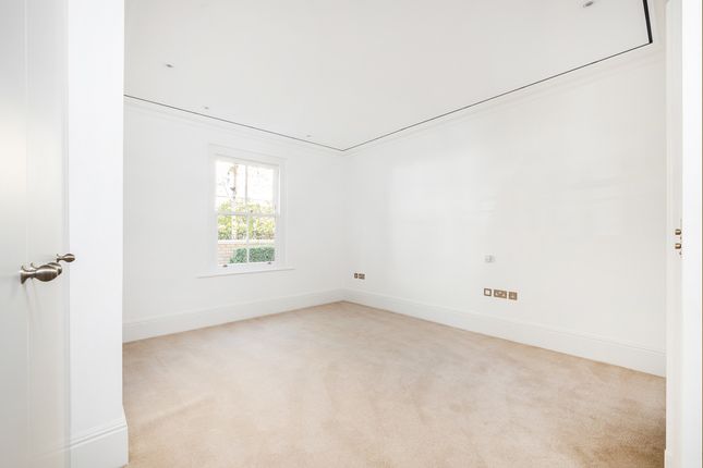 Flat to rent in Wycombe Square, London